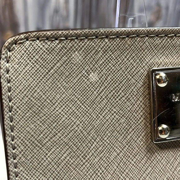 MICHAEL KORS BIFOLD SNAP WALLET/ WRISTLET in GUC - Picture 5 of 16